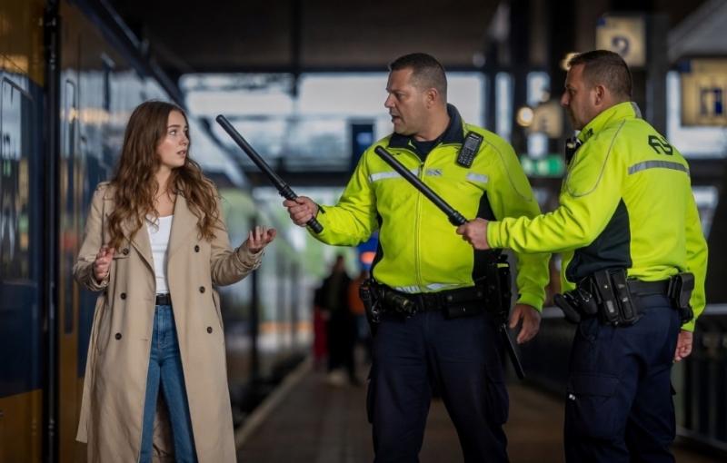 NS Boa's krijgen wapenstok (Afbeelding: Grok AI / FOK.nl)