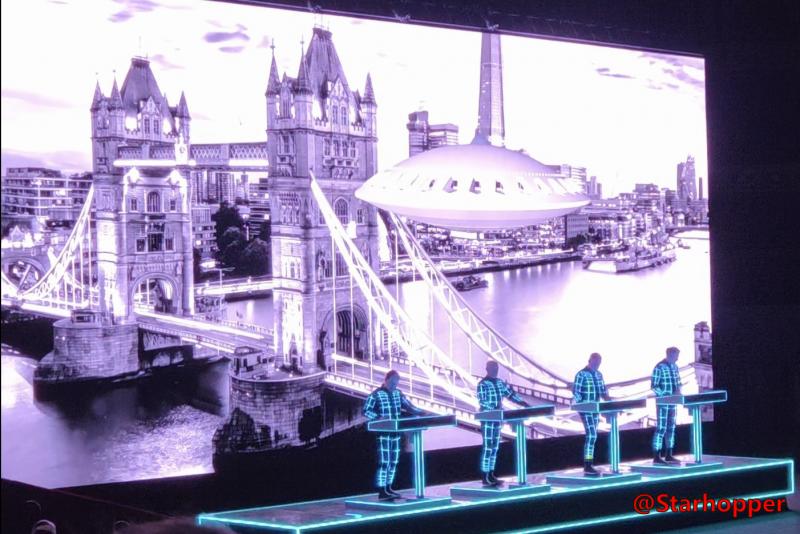 Tijdens Spacelab toonde Kraftwerk een ruimteschip dat langs de Tower Bridge vloog (@Starhopper)
