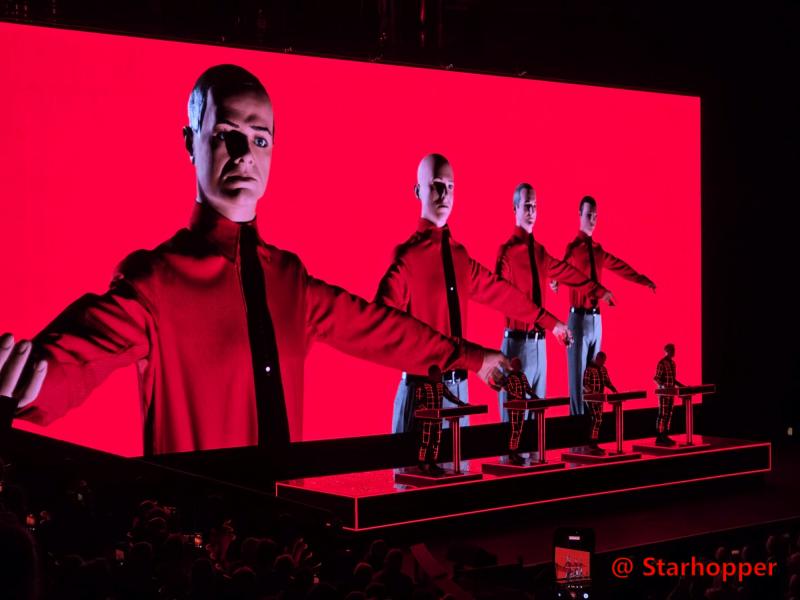 Als toegift speelde Kraftwerk het nummer The Robots (@Starhopper)