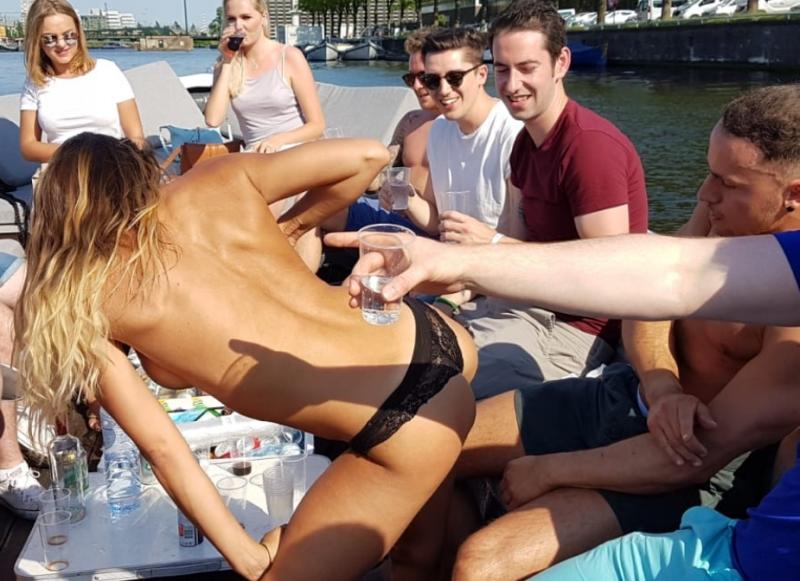 Stripperboot (bron: funamsterdam.com) Stripperboot (bron: funamsterdam.com)