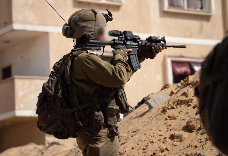 IDF soldier richt zijn wapen in Gaza 2024 (@IDF Telegram channel - crop - https://creativecommons.org/licenses/by-sa/3.0/) 
