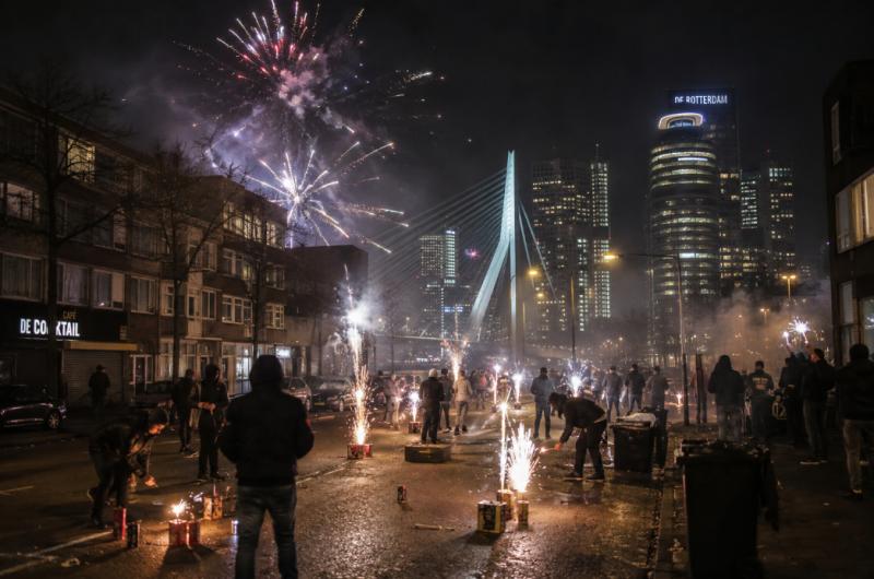 Willekeurige straat in Nederland om 00.00 uur komende jaarwisseling (Chatgpt Image 2 / FOK.nl)