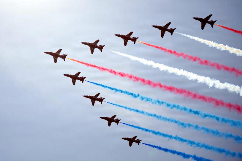 Red Arrows vliegen in formatie bij Sail 250 VS (@Petty Officer 2nd Class Santiago Gomez)