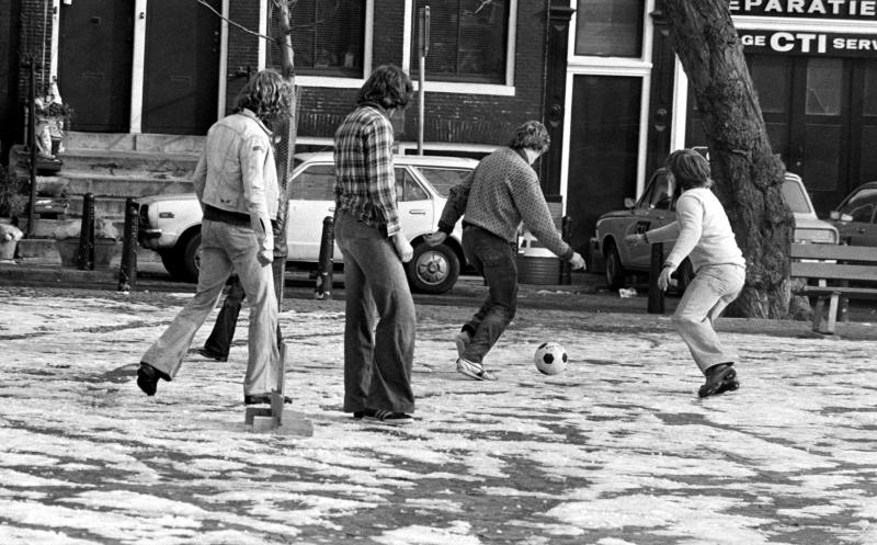 Straatvoetbal op Amstelveld in Amsterdam 1976 (@Rob Bogaerts / Anefo) Straatvoetbal op Amstelveld in Amsterdam 1976 (@Rob Bogaerts / Anefo)