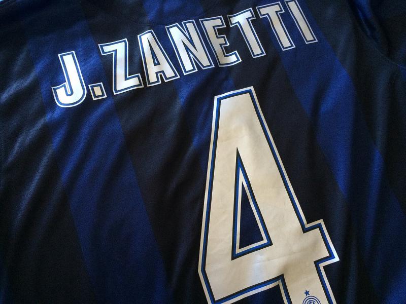  Het rugnummer 4 van Javier Zanetti - 2014 (@Aky il grande - https://creativecommons.org/licenses/by-sa/4.0/) 