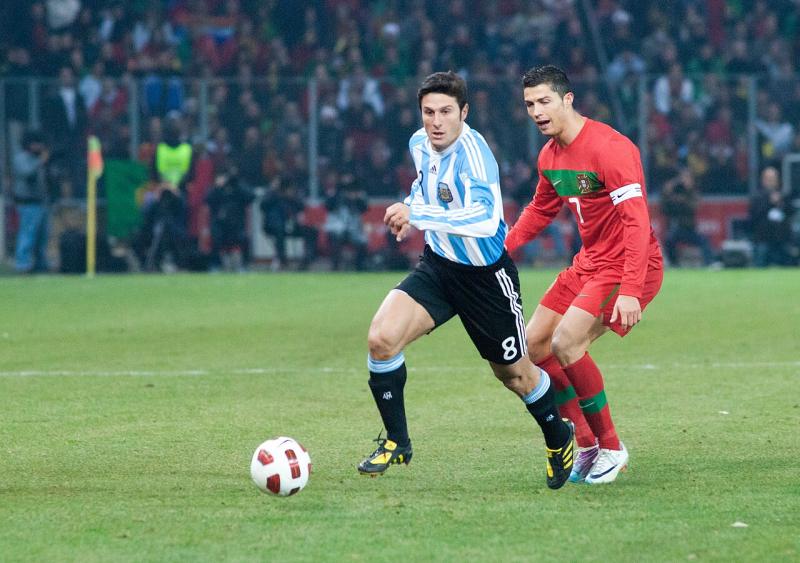 Javier Zanetti (L), Cristiano Ronaldo (R) – Portugal vs. Argentina 2011 (@Fanny Schertzer - https://creativecommons.org/licenses/by/3.0/) 