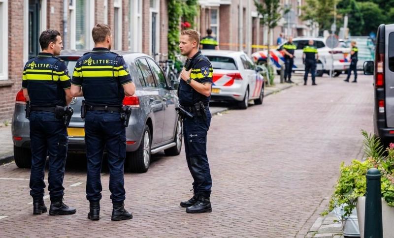 Grootschalige politie-inzet  in woonwijk (@Gemini-AI-impressie) 