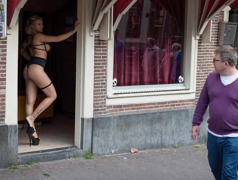 Sekswerker aan het werk op de Wallen (@Thijs Paanakker - https://creativecommons.org/licenses/by/2.0/ - crop) 