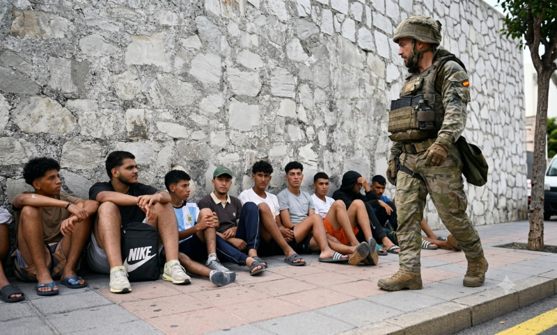 Migranten in Ceuta onder toezicht Guardia Civil (@Gemini-AI-impressie) 