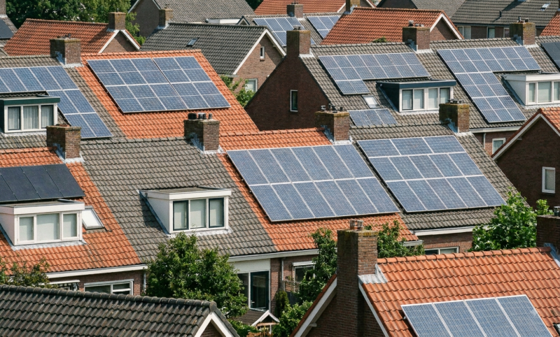 Zonnepanelen op het dak (@Gemini-AI-impressie) 