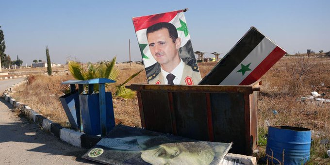 Syriers zetten portretten Assad bij het vuilnis - 2024 (@Ibrahim Hassan - WikimediaCommons) 