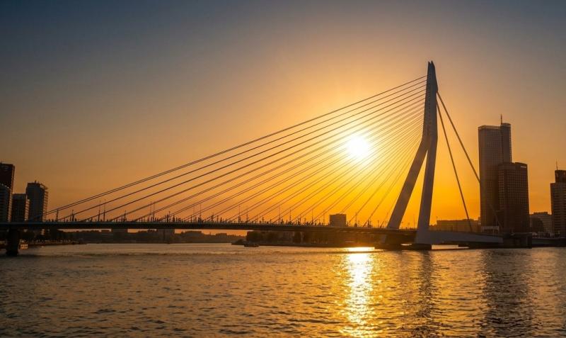 Een broeierige zomeravond in Rotterdam (@Gemini-AI-impressie) Een broeierige zomeravond in Rotterdam (@Gemini-AI-impressie)