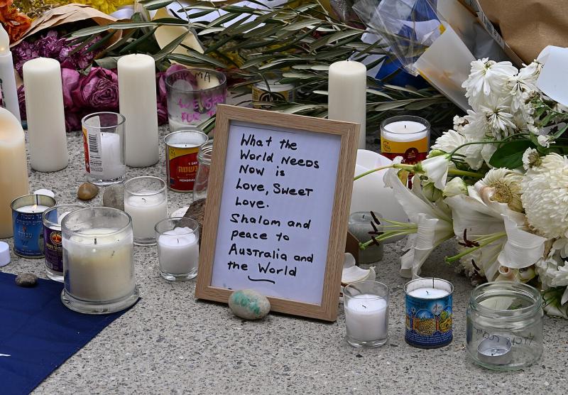 Bloemen en kaarsjes voor de slachtoffers van terroristische aanslag BondiBeach (@Sardaka)