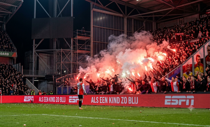 Vuurwerk tijdens een voetbalwedstrijd (@Gemini-AI-impressie) Vuurwerk tijdens een voetbalwedstrijd (@Gemini-AI-impressie)