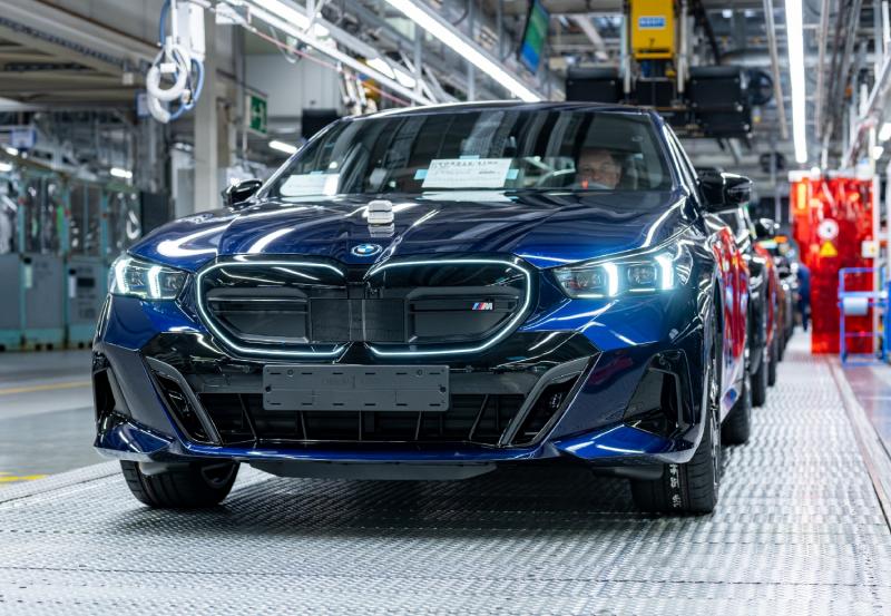 BMW i5 na assemblage in fabriek (@BMW) 