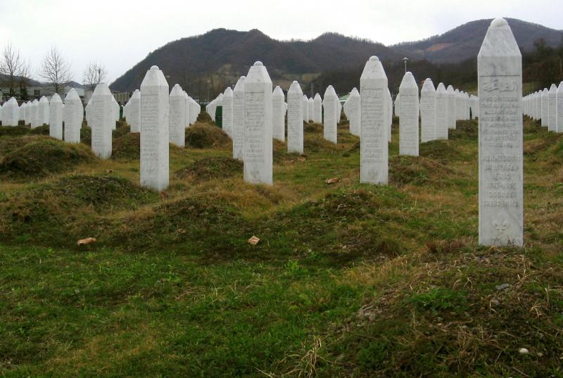 Grafstenen bij het genocidemonument van Potočari nabij Srebrenica (@Michael BÃ¼ker - https://creativecommons.org/licenses/by-sa/3.0/) 