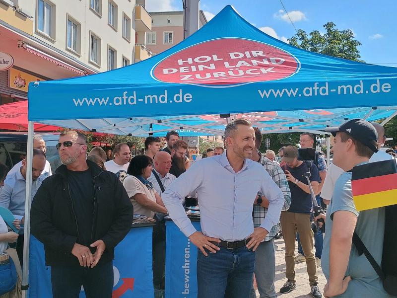 AfD-lijsttrekker Saksen-Anhalt Ulrich Siegmund voert campagne (@Roy Zuo - https://creativecommons.org/licenses/by-sa/4.0/) 