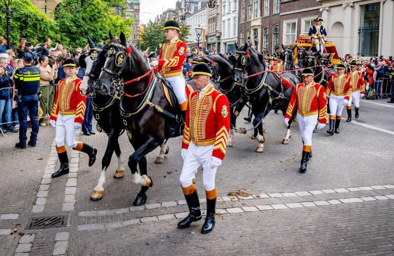De Koninklijke stoet op Prinsjesdag (@Eerste Kamer)