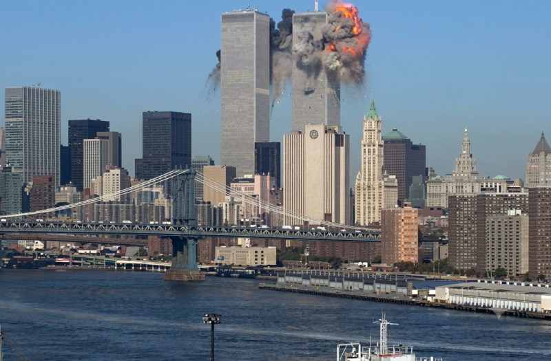 9/11 American Airlines vlucht 11 vliegt het WTC binnen (@Wolfgang Staehle - AI beeldoptimalisatie) 
