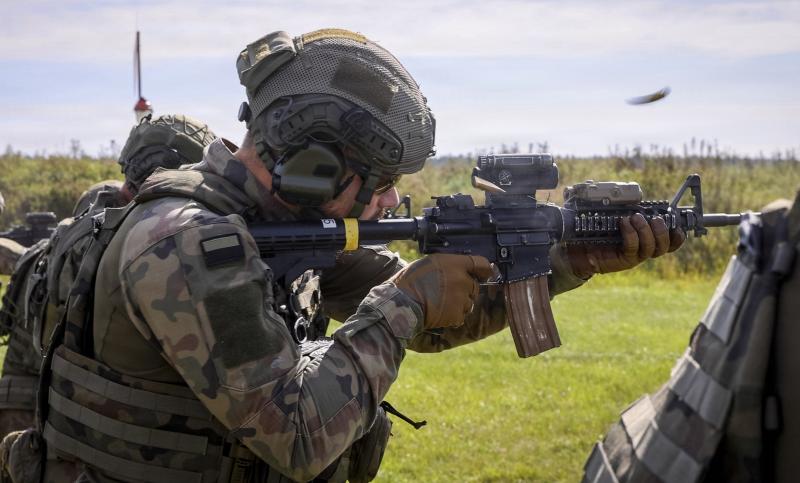 Poolse soldaat oefent met een M4-karabijn - sept 2026 (@DVIDS ID 9919236)