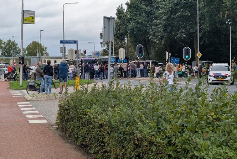 Bussen staan klaar om demonstranten bij A12 Zevenaar af te voeren (DJMO) 