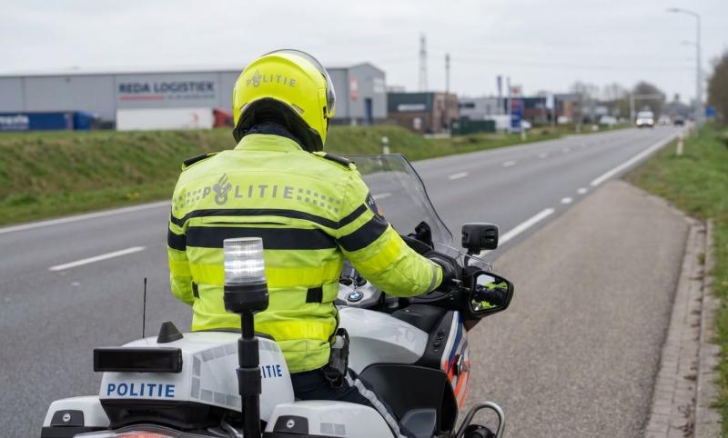 Motoragent langs provinciale weg (@Gemini-AI-impressie) Motoragent langs provinciale weg (@Gemini-AI-impressie)