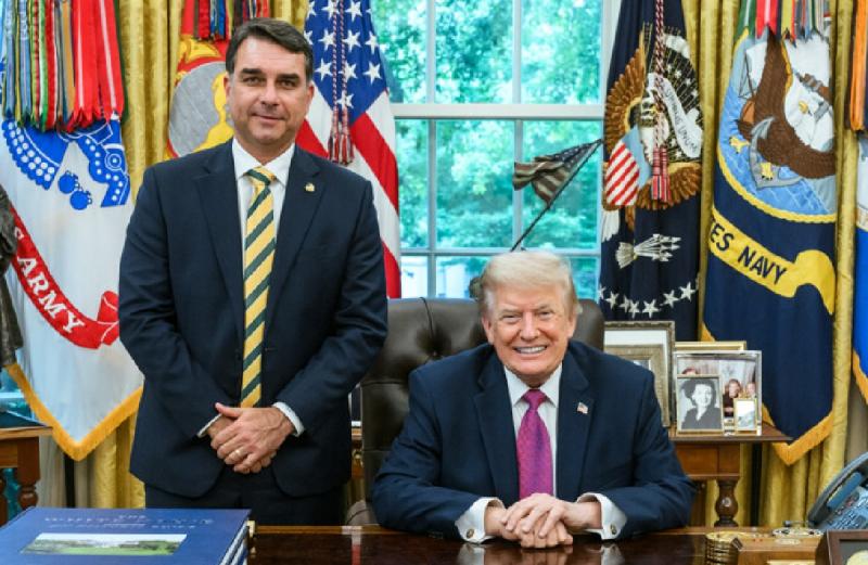 Donald Trump en Flavio Bolsonaro mei 2026 (@Unknown photographer - WikimediaCommons) 